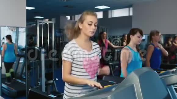 身体护理在跑步机上训练视频的预览图