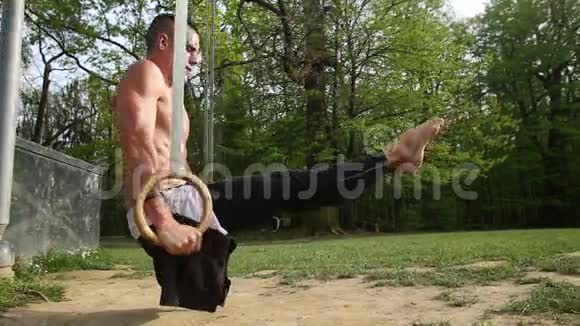在体操圈上做倒立的肌肉男视频的预览图