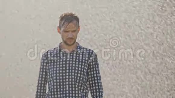 站在雨下悲伤的人的肖像视频的预览图