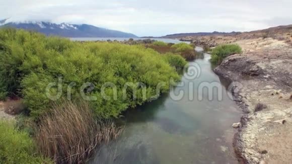 阿根廷巴塔哥尼亚山区河流平静干净的水放松视频的预览图