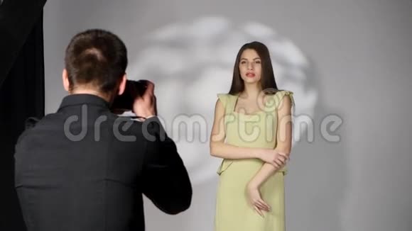 摄影师做照片拍摄女模特为相机摆姿势博克赫视频的预览图