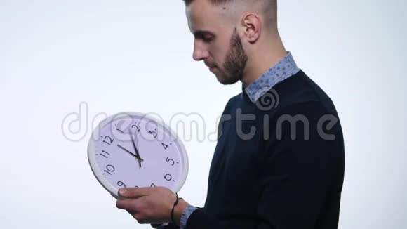 一个人拿着时钟在白色背景下视频的预览图