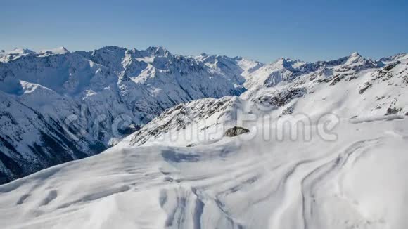 阳光明媚的冬季在雪山阿尔卑斯山脉的士兵谷时间过去多利在雪堆上被射杀视频的预览图
