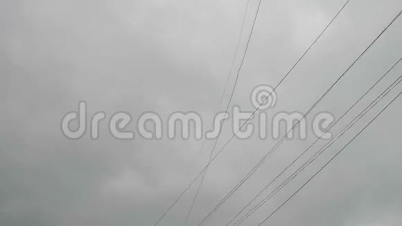 暴风雨天气时电线摇摆灰色的天空在后面视频的预览图