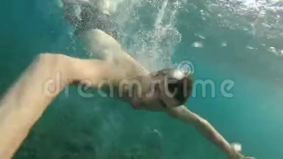英俊的年轻游泳运动员潜水水下潜水员阳光水上热带地区度假放松自由视频的预览图