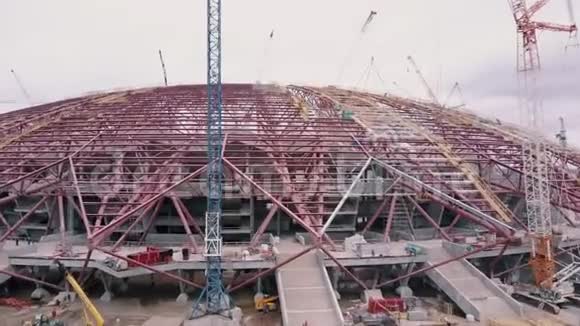 正在建造的体育场的空中景观无人机正沿着未完工的屋顶飞行视频的预览图