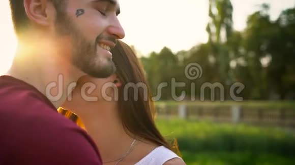年轻的情侣在日落时在街上接吻视频的预览图