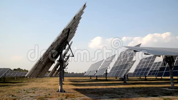 太阳能电站机械化旋转太阳跟踪面板视频的预览图