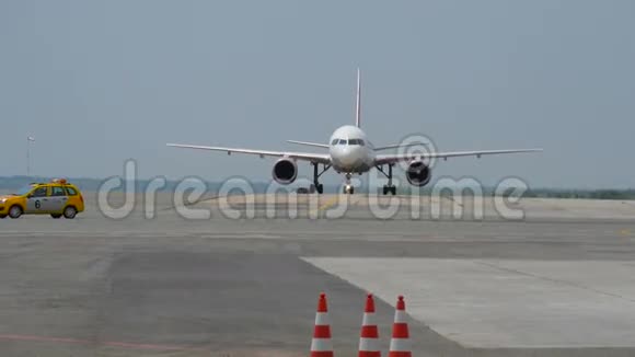 飞机正沿着跑道降落视频的预览图