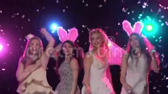 单身派对上的女孩们跳舞扔闪闪发光的纸屑慢动作视频的预览图