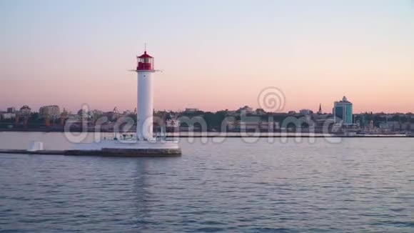 灯塔和大海敖德萨从大海到城市的景色视频的预览图