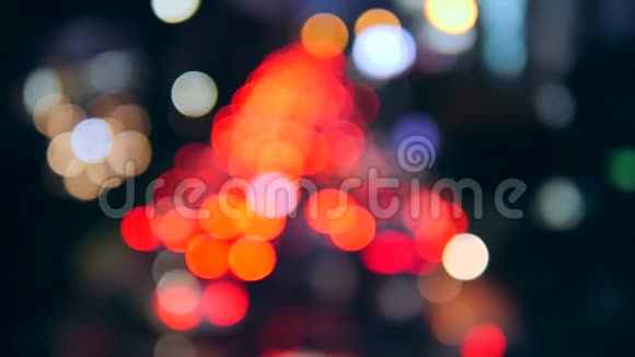 泰国曼谷繁忙街道的夜间BokehBlur交通堵塞汽车灯4K视频的预览图