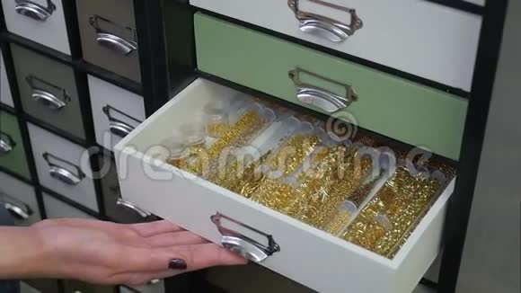女子手闭盒与分类眼镜与黄金珠首饰视频的预览图