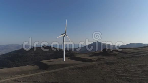 一排生产清洁和可再生能源的现代风力涡轮机视频的预览图