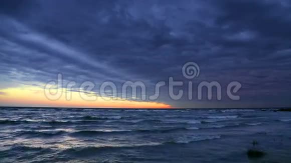密执根湖环路上的多云日落视频的预览图