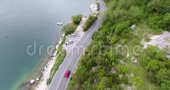 飞越一条沿着海岸行驶的柏油路车辆沿着公路行驶视频的预览图