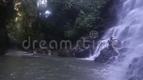 瀑布和竹林里的女孩和瑜伽视频的预览图