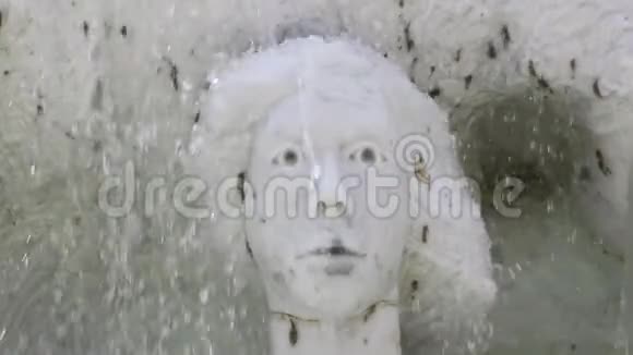 大理石女雕像上的瀑布视频的预览图