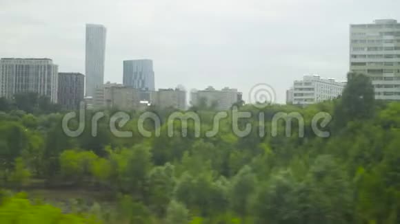 从一辆移动汽车上拍摄的城市交通视频的预览图