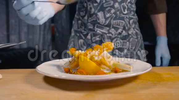 厨师装饰一盘虾视频的预览图