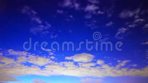 夜空中快速的云视频的预览图