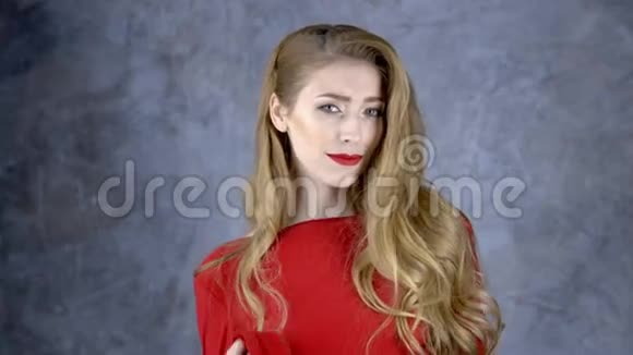 穿红裙子的人穿着漂亮异常动人的年轻女子视频的预览图