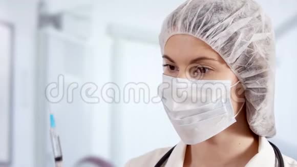 住院部专业女医生持一次性注射器女医生视频的预览图