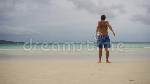 在海滩上做早操的人视频的预览图