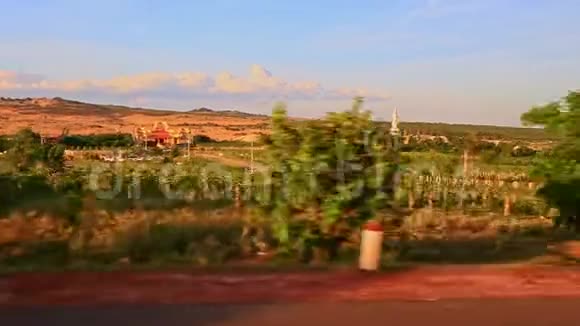 阳光明媚的乡村景观与农场树木农民对抗天空视频的预览图