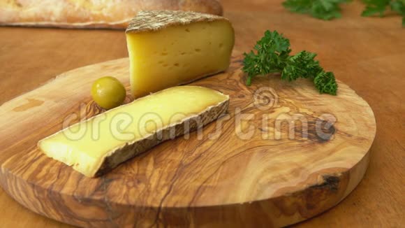 硬奶酪面包和橄榄在木板上视频的预览图