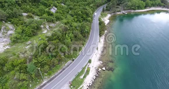 飞越一条沿着海岸行驶的柏油路车辆沿着公路行驶视频的预览图