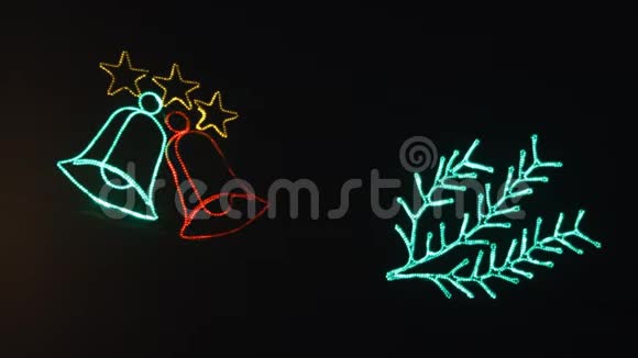 发光的铃铛在黑暗的背景下闪烁圣诞装饰品节日灯饰视频的预览图