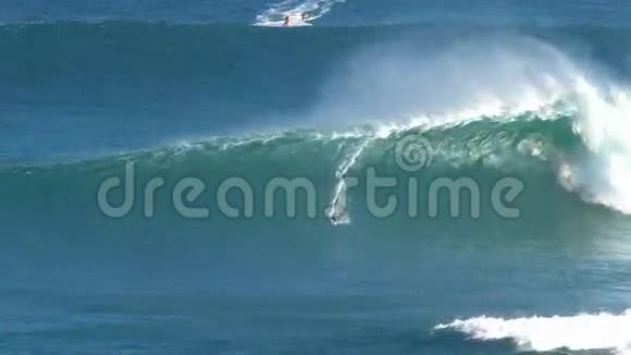 夏威夷毛伊岛北岸一个名为大白鲨的巨浪冲浪狂人视频的预览图
