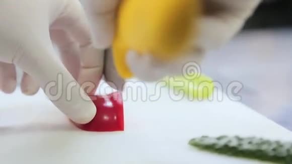 厨师戴手套切番茄视频的预览图