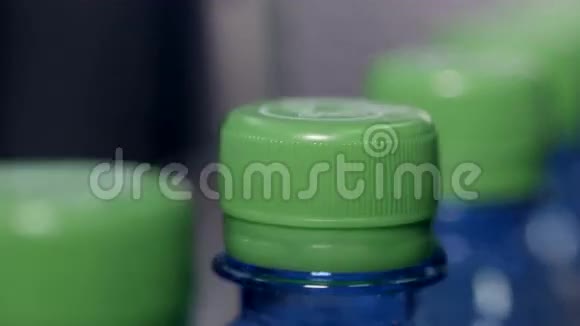 塑料瓶上的绿色盖子盖得很近视频的预览图