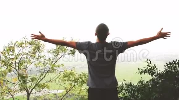 成功的人举起手臂后横轨运行在夏季日落视频的预览图