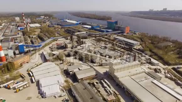 可在河上的工厂工厂仓库机库中鸟瞰工业区视频的预览图