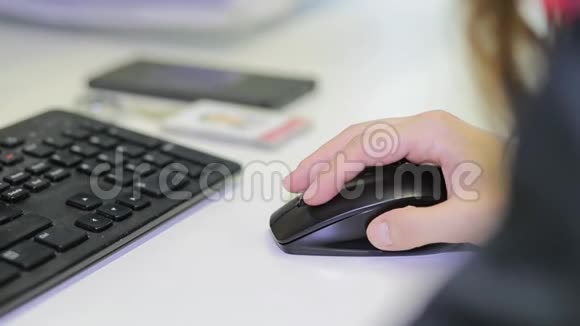 特写女性手点击鼠标户外电脑鼠标特写女性手指和指甲女商人视频的预览图