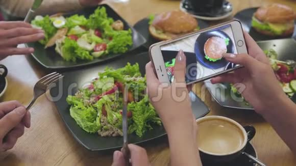 手机上的食物照片用餐图特写画面视频的预览图