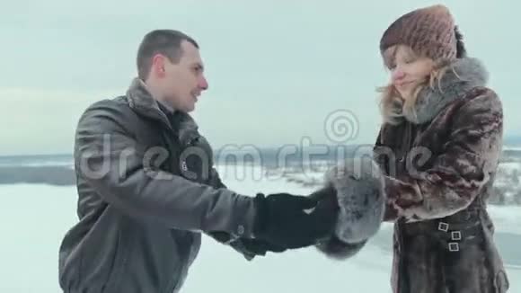 情侣扔出雪心视频的预览图