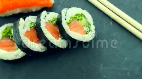 午餐时间在餐厅提供日本寿司卷亚洲美食视频的预览图