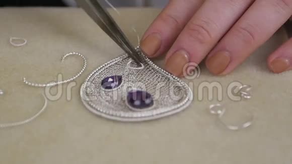 一种编织珠宝镶石和零件的钢丝工艺视频的预览图