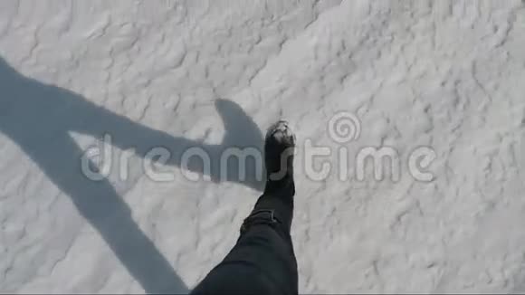 人脚走雪冬慢动作视频的预览图