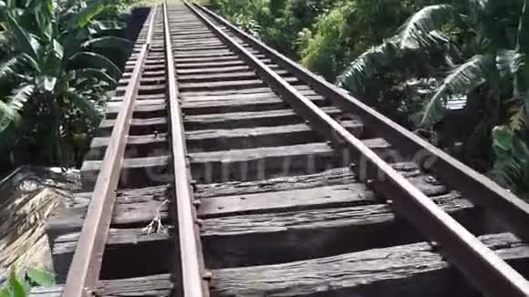 从移动小车看铁路桥视频的预览图