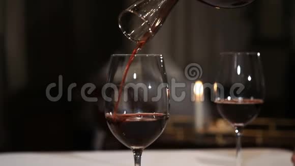 侍酒师把红酒倒入酒杯中视频的预览图