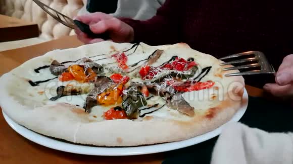 在餐厅吃蔬菜披萨的女人视频的预览图