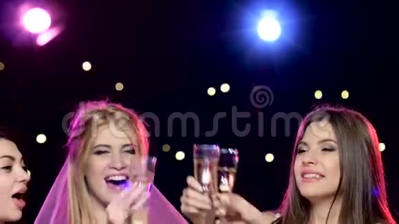 女朋友在单身派对上举杯畅饮香槟视频的预览图