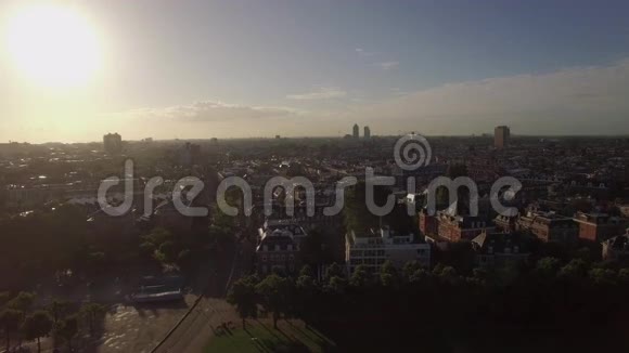 飞越阿姆斯特丹的街道和房屋视频的预览图
