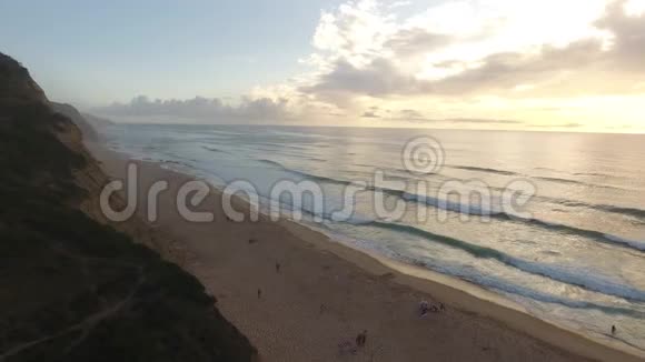 在葡萄牙日落时大海和美丽的海滩阿赞哈斯是三月视频的预览图