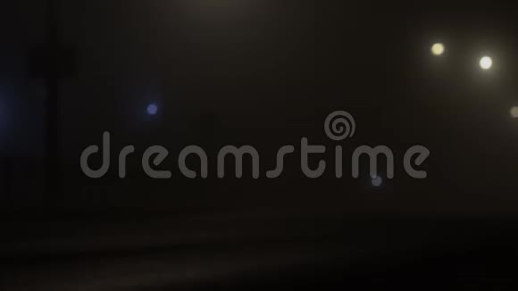 高速公路或高速公路在夜间雾霭中因天气恶劣能见度差视频的预览图